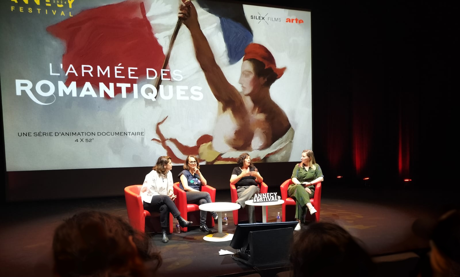 4 femmes sont installées sur scène pour présenter le parcours créatif de L'Armée des romantiques : Amélie HARRAULT (Réalisatrice), Judith NORA (Productrice), Céline RONTÉ (Scénariste), Perrine QUENNESSON (Modératrice)