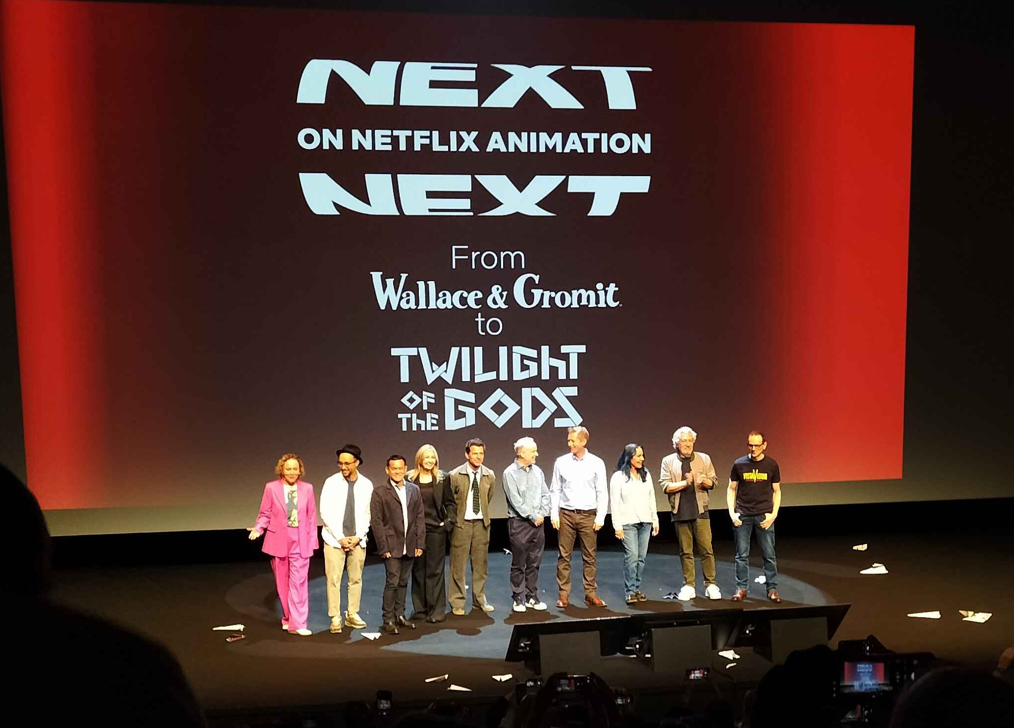 Photo des créateurices sur la scène ; derrière elleux, est inscrit "Next on Netflix animation, from Wallace & Gromit to Twilight of the Gods"